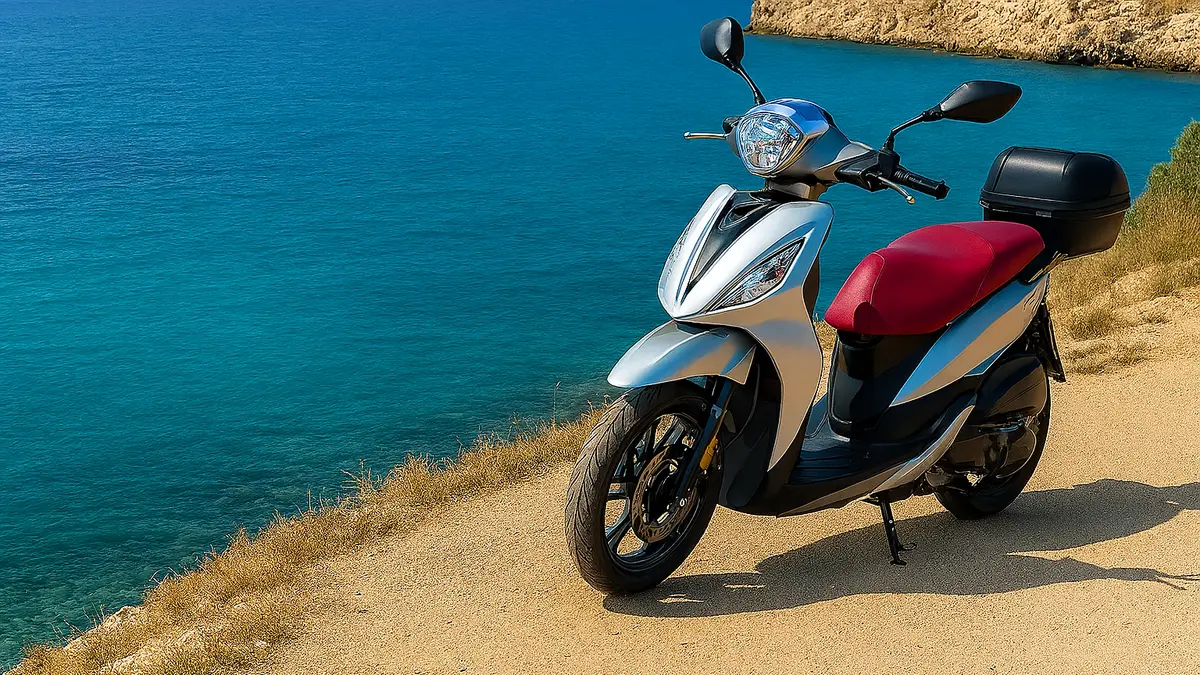 Scooter davanti al mare di Favignana